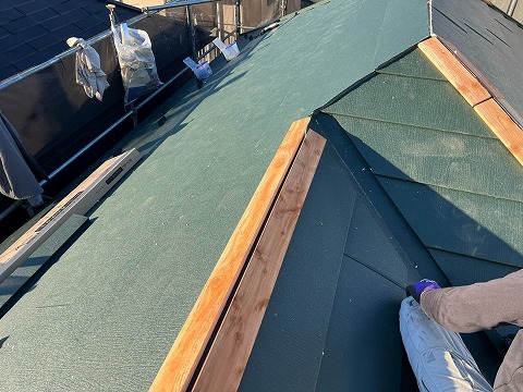 ③屋根材張りの詳細写真