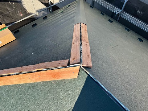 ③屋根材張りの詳細写真