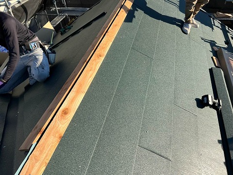 ③屋根材張りの詳細写真