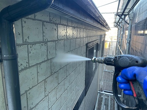 ①高圧洗浄の詳細写真