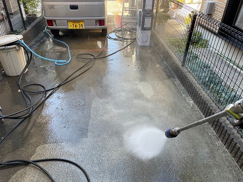 ①高圧洗浄の詳細写真