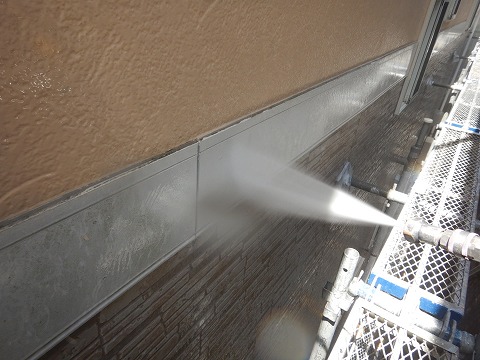 ①高圧洗浄の詳細写真
