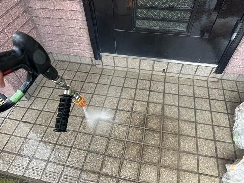 ①高圧洗浄の詳細写真