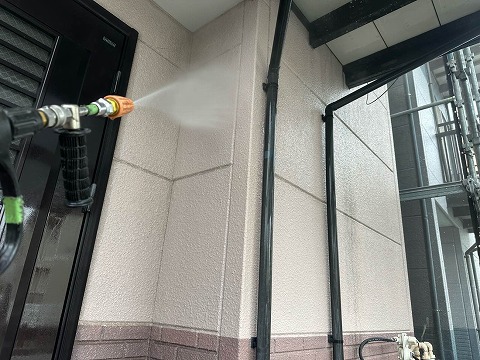 ①高圧洗浄の詳細写真