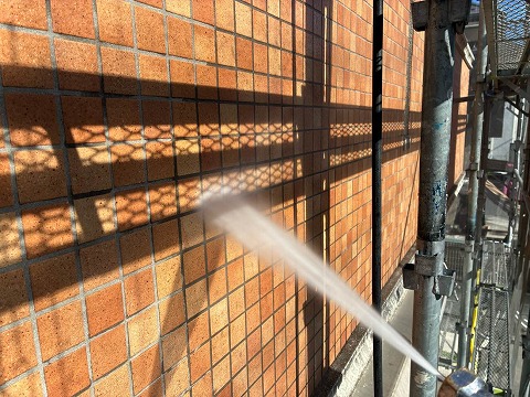 ①高圧洗浄の詳細写真