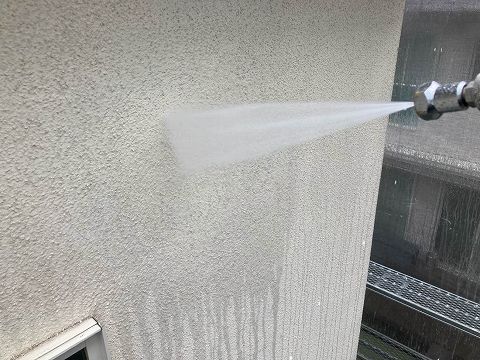 ①高圧洗浄の詳細写真