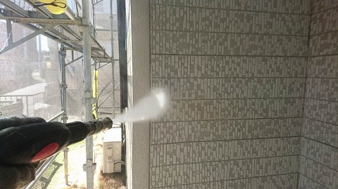①高圧洗浄の詳細写真