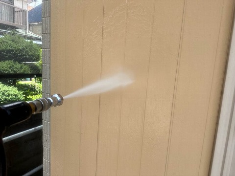 ①高圧洗浄の詳細写真