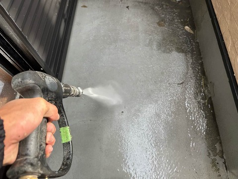 ①高圧洗浄の詳細写真