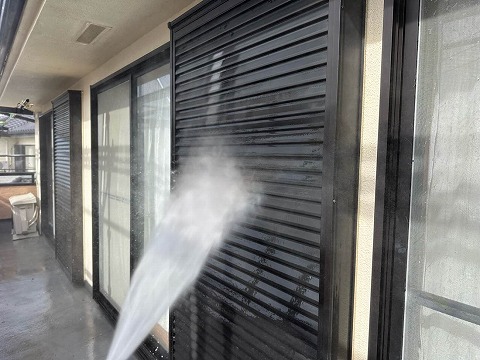 ①高圧洗浄の詳細写真