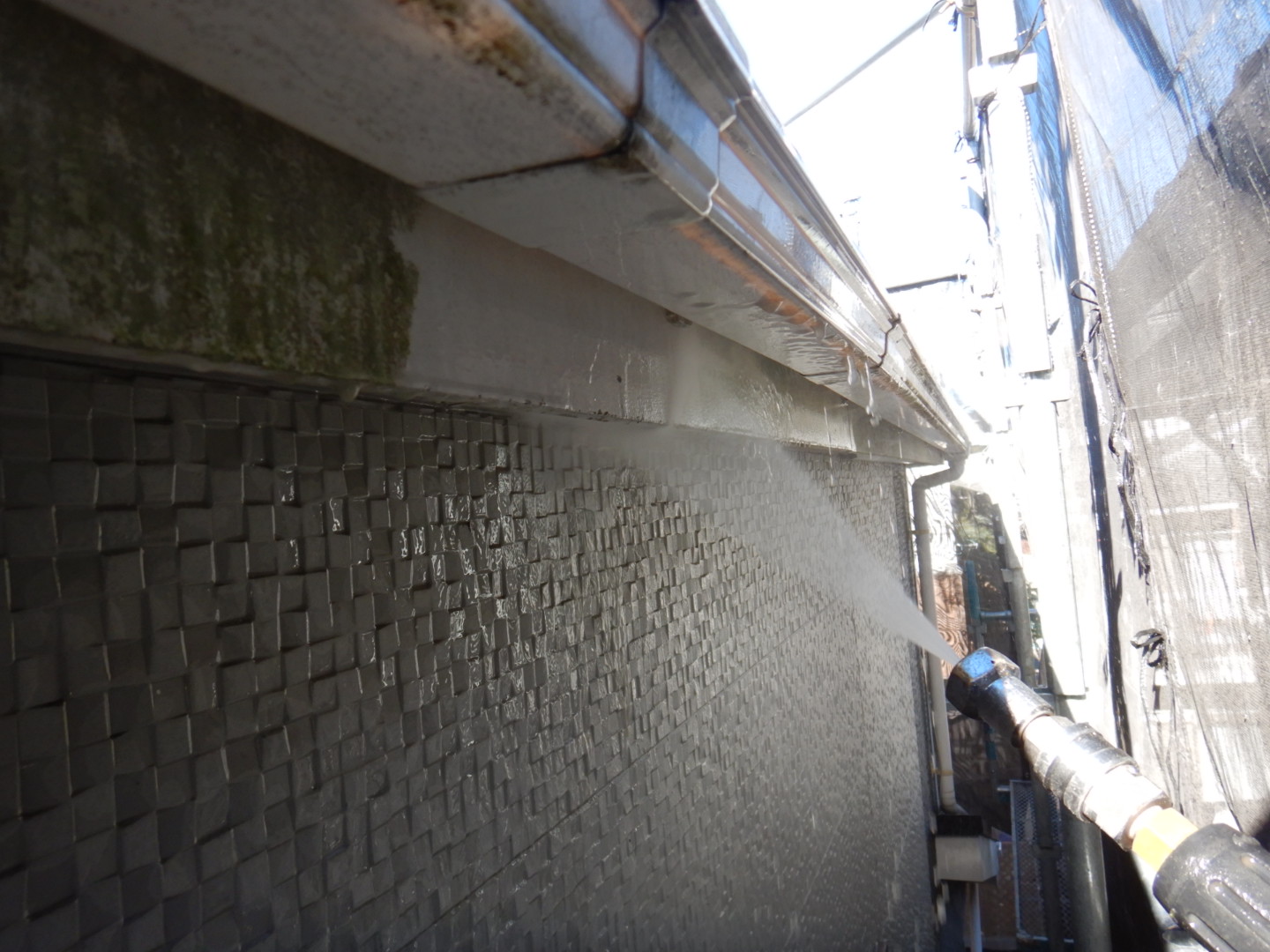 ①高圧洗浄の詳細写真