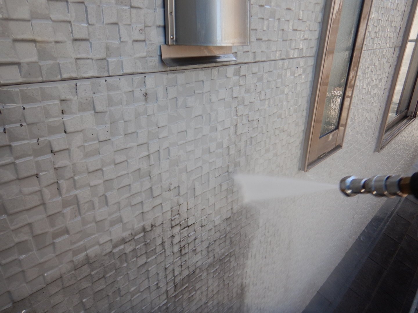 ①高圧洗浄の詳細写真