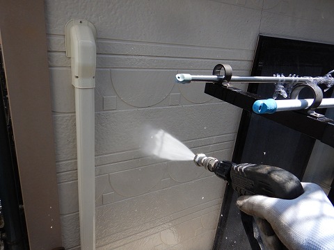 ①高圧洗浄の詳細写真