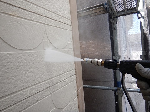 ①高圧洗浄の詳細写真