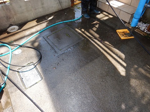 ①高圧洗浄の詳細写真