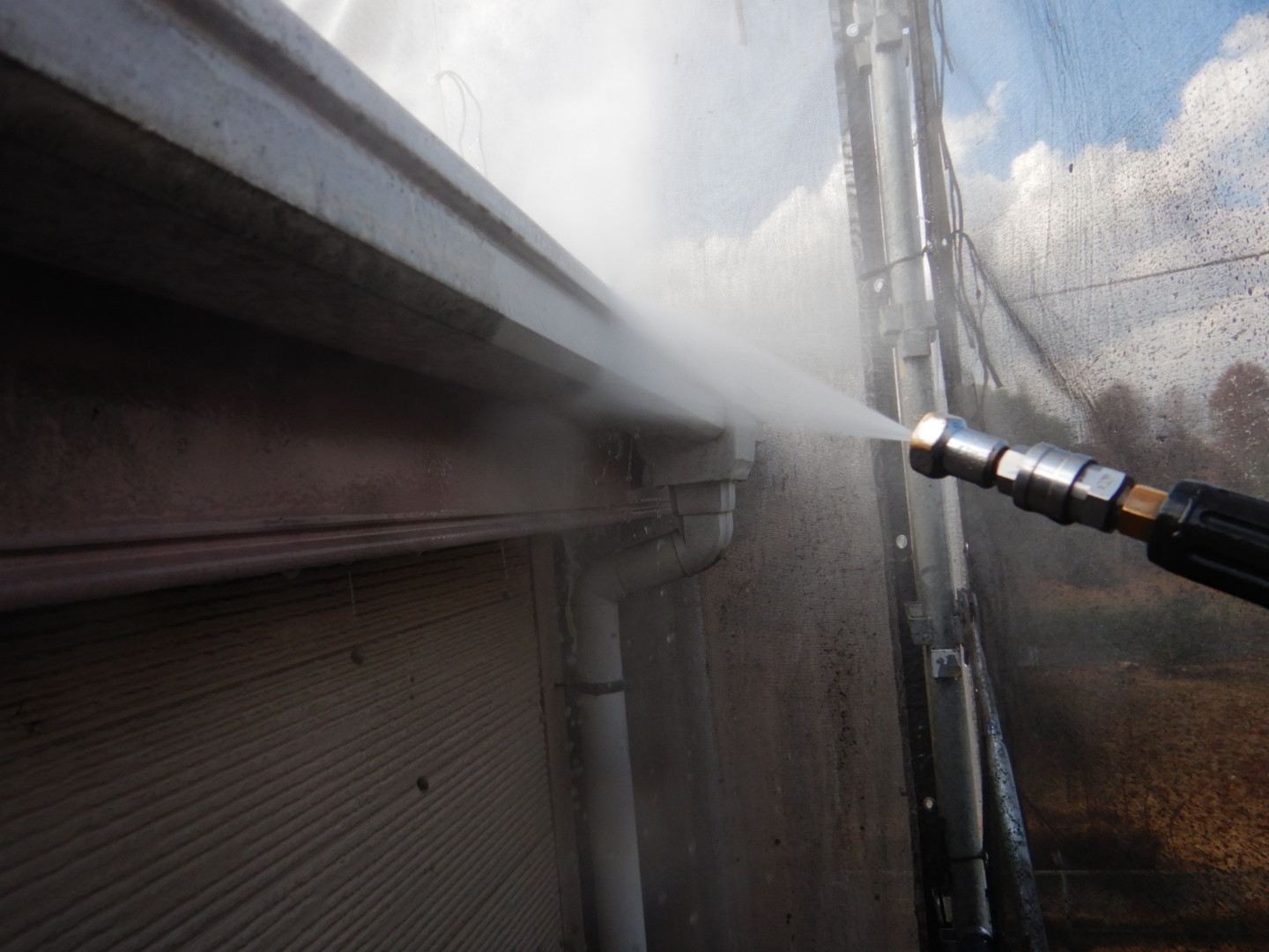 ①高圧洗浄の詳細写真