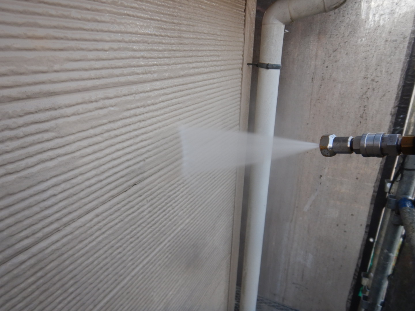 ①高圧洗浄の詳細写真