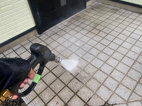 ①高圧洗浄の詳細写真