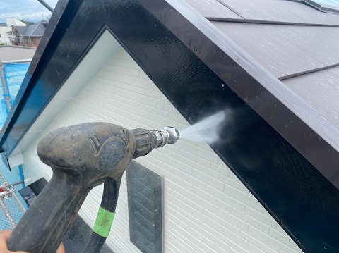 ①高圧洗浄の詳細写真