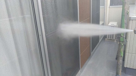 ①高圧洗浄の詳細写真