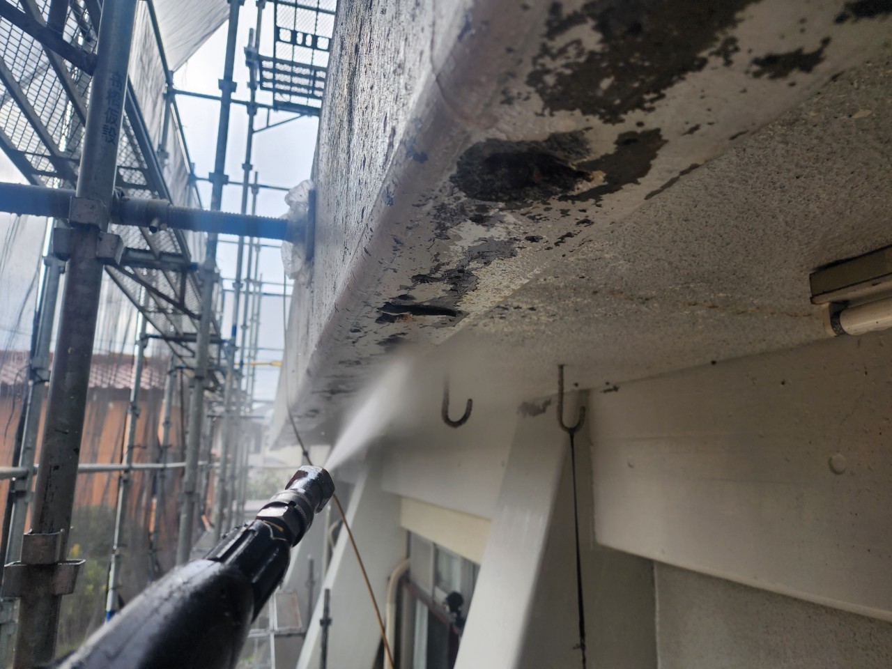 ①高圧洗浄の詳細写真