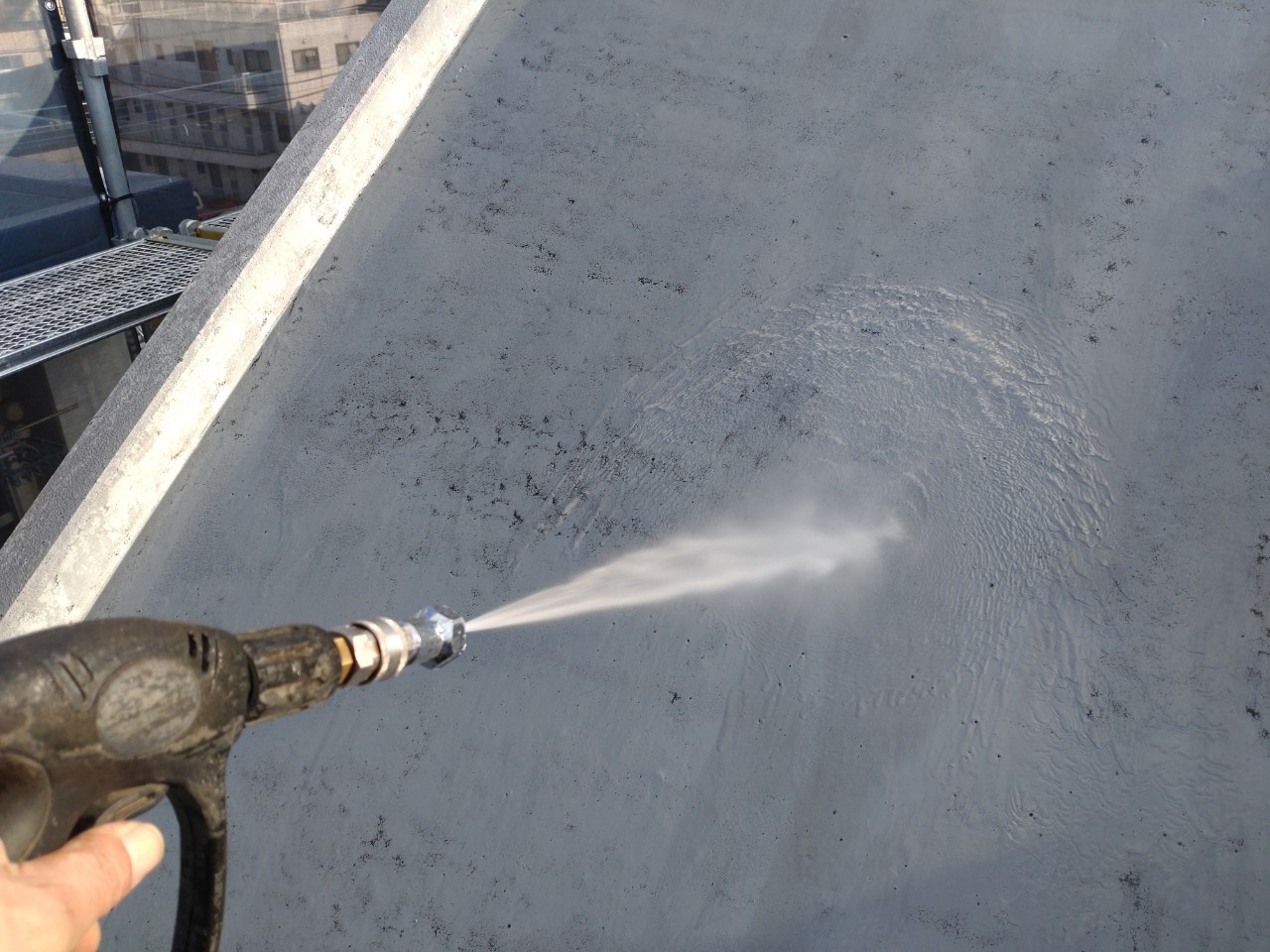 ①高圧洗浄の詳細写真