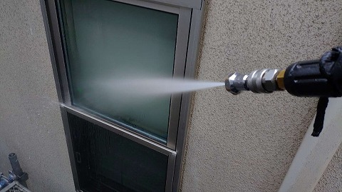 ①高圧洗浄の詳細写真