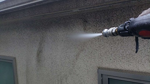 ①高圧洗浄の詳細写真