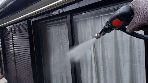 ①高圧洗浄の詳細写真