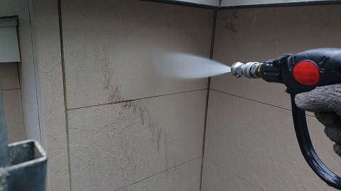 ①高圧洗浄の詳細写真