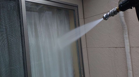 ①高圧洗浄の詳細写真