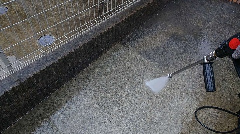 ①高圧洗浄の詳細写真