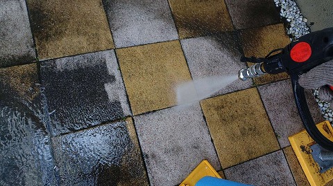 ①高圧洗浄の詳細写真