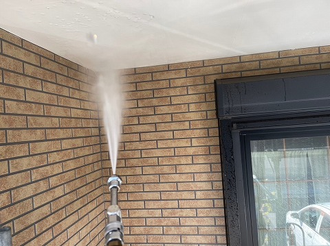 ①高圧洗浄の詳細写真