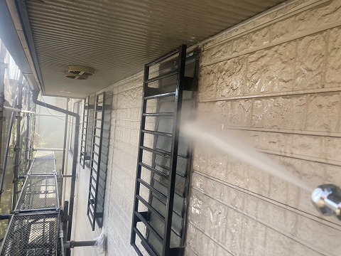 ①高圧洗浄の詳細写真