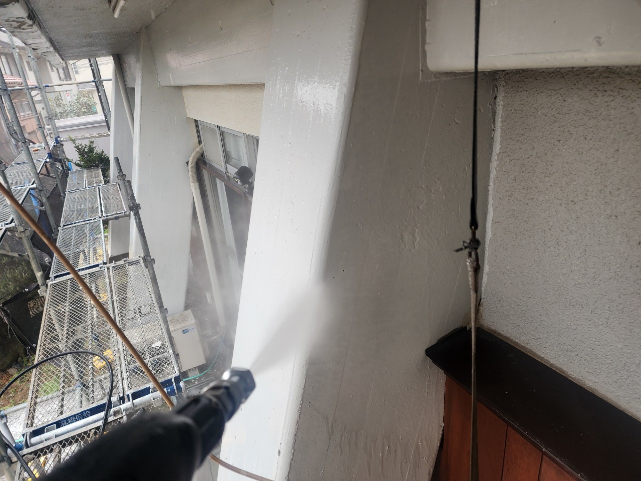 ①高圧洗浄の詳細写真