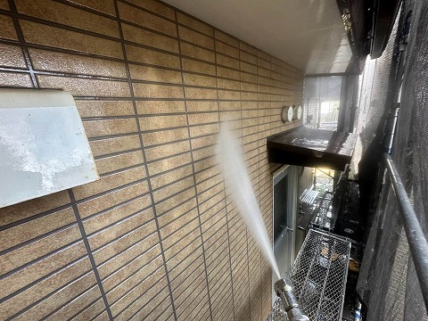 ①高圧洗浄の詳細写真