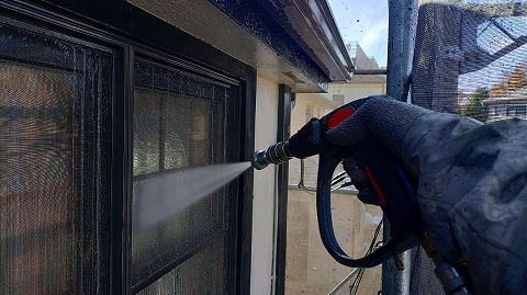 ①高圧洗浄の詳細写真