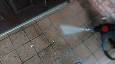 ①高圧洗浄の詳細写真