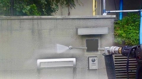 ①高圧洗浄の詳細写真