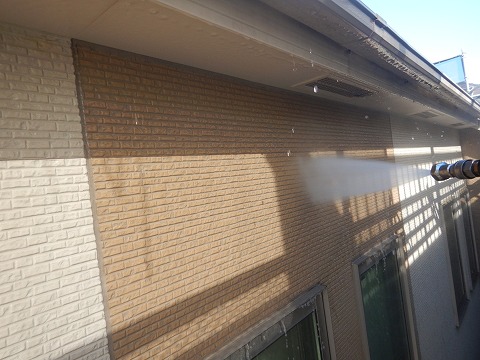 ①高圧洗浄の詳細写真