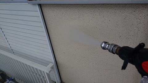 ①高圧洗浄の詳細写真