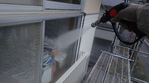 ①高圧洗浄の詳細写真