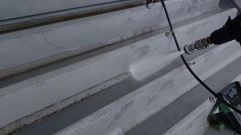 ①高圧洗浄の詳細写真