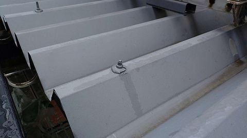 ④下屋根　ボルトキャップ付け替えの詳細写真