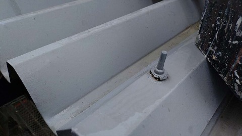 ④下屋根　ボルトキャップ付け替えの詳細写真