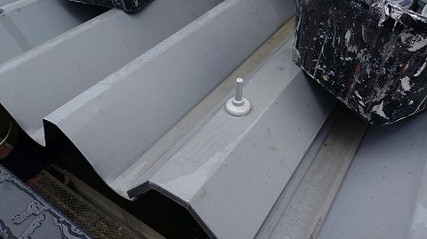 ④下屋根　ボルトキャップ付け替えの詳細写真