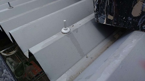 ④下屋根　ボルトキャップ付け替えの詳細写真