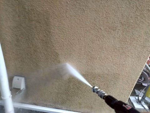 ①高圧洗浄の詳細写真