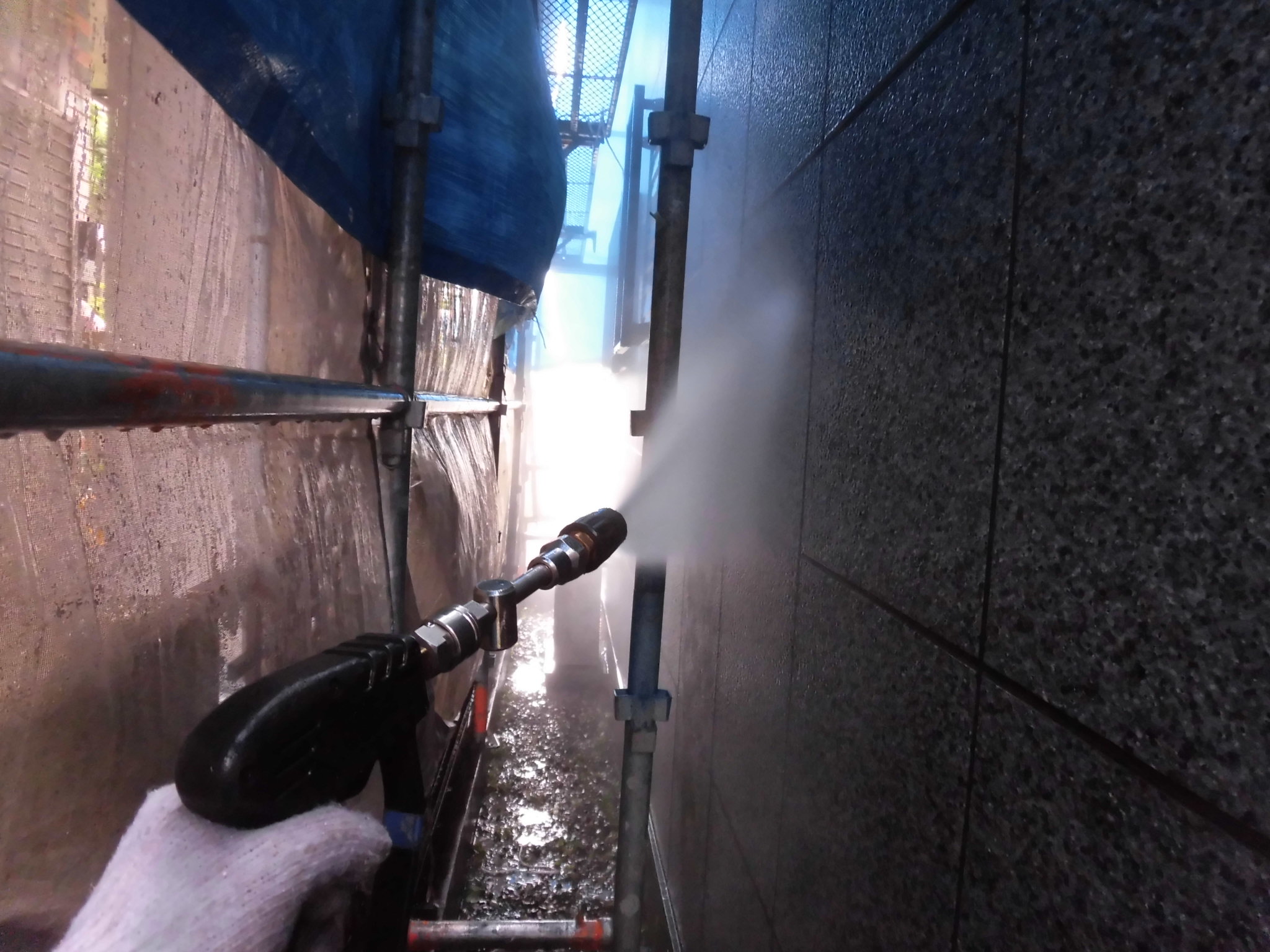 ①高圧洗浄の詳細写真